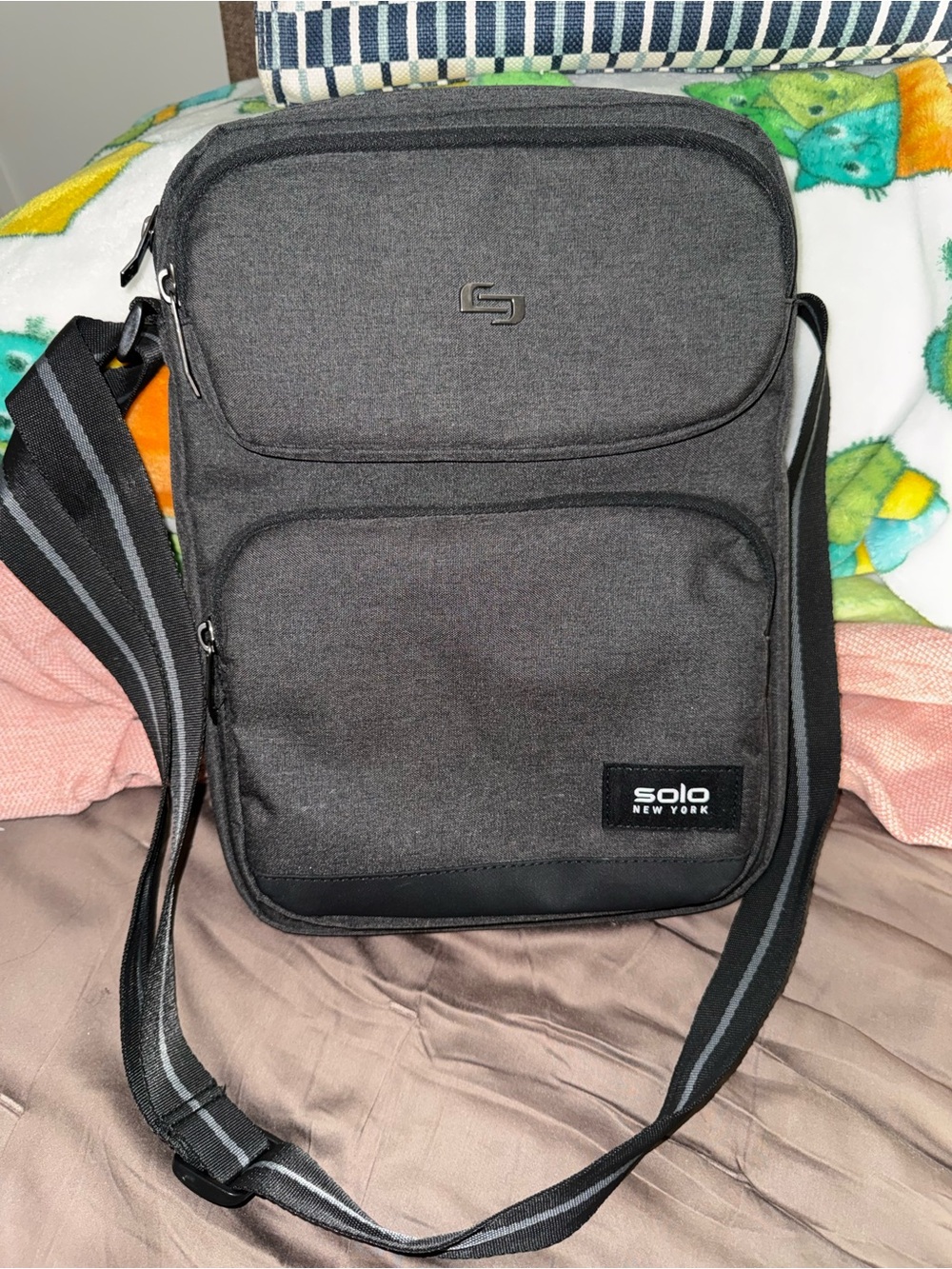 Solo New York crossbody tablet sling